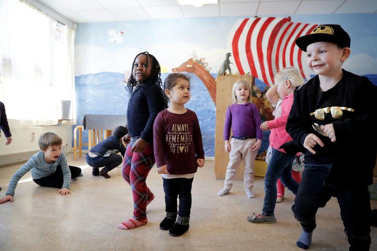 Børnene i Børnehuset Lindegården skøjter rundt på gulvet i Hyldeblomsternes bagerste stue. Alle bevægelser bliver brugt i kampens hede om at vinde stopdansen. Jens Dresling/POLFOTO