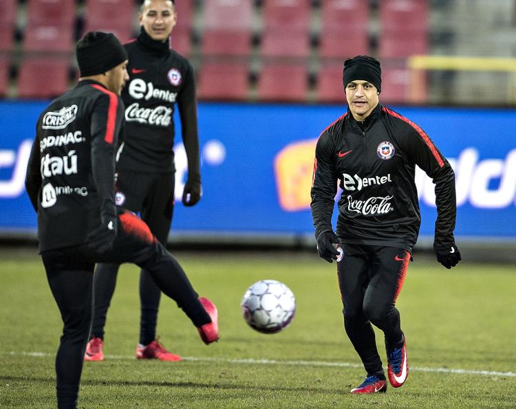 Chiles helt store stjerne, Manchester United-angriberen Alexis Sanchez (th.), scorede sidste gang, han spillede mod Danmark. Henning Bagger/Ritzau Scanpix