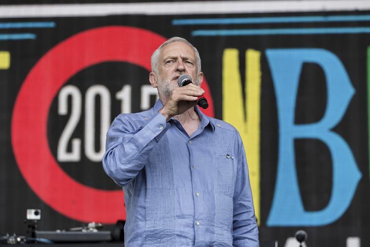 Sidste år talte Jeremy Corbyn fra scenen på Glastonbury festival. I år kan han holde talen ved sit partis egen festival.  Grant Pollard/AP