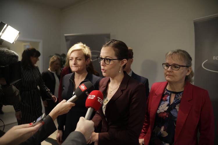 Socialminister Mai Mercado (K) fremlægger skilsmisseforliget.  