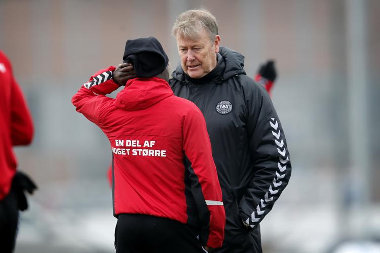 Åge Hareide i samtale med en af sine vigtigste angribere, Pione Sisto. Jens Dresling/POLFOTO