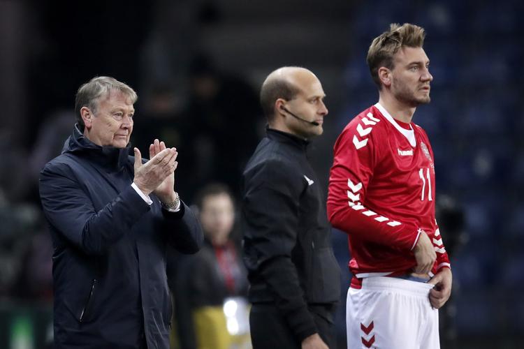 
Åge Hareide klappede for, da Bendtner skulle skiftes ind mod Panama. Bendtner har været med i seks kampe under Hareide, kun én som starter.   Fodboldlandskamp på Brøndby stadion: Danmark - Panama. Danmarks Landstræner Åge Hareide og Nicklas Bendtner.
   Jens Dresling/POLFOTO