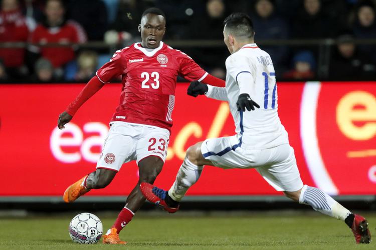 Pione Sisto i aktion mod Chiles Gary Medel.
   Jens Dresling/POLFOTO
