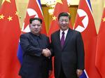 Det kinesiske nyhedsbureau Xinhua har udsendt dette billede fra mødet mellem den kinesiske præsident, Xi Jinping, og Norkdoreas leder, Kim Jong-un, i Beijing. Ju Peng/AP