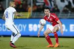 Venstre back Jonas Knudsen - her i aktion over for Chiles stjerne Arturo Vidal tirsdag aften - er en af de spillere, landstræner Åge Hareide holder særlgt godt øje med frem mod VM.
    Fodboldlandskamp på Aalborg stadion: Danmark - Chile. Chiles Arturo Vidal og Danmarks Jonas Knudsen.
   Jens Dresling/POLFOTO