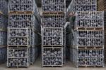 En grøntsagsavler på Fyn har 175.000 rødkålshoveder, han ikke kan komme af med. De skal nu bioforgasses eller smides ud på marken igen. Det er et grelt eksempel på de mange millioner ton mad, der går til på danske marker, uden nogen sinde at komme i butikkerne.

   Peter Hove Olesen/POLFOTO