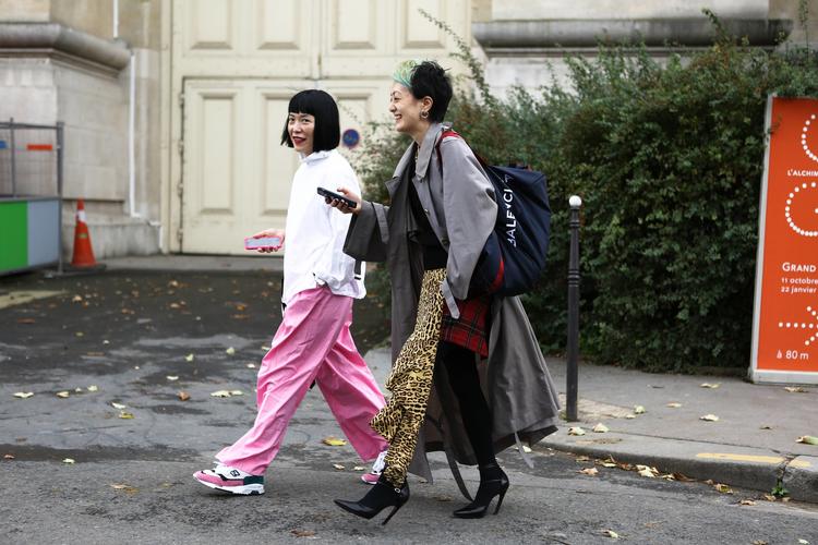 Fashionistaer og modebloggere elsker Balenciaga - og i november 2017 viste en undersøgelse fra britiske Business of Fashion, at modehuset overhalede Gucci som verdens mest populære mærke. Valentina Ranieri/Valentina Ranieri/picture-alliance/dpa/AP Images