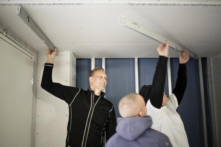 »Han formår at plante et frø i selv de mest udfordrede elever og får det til at spire. Undervisningsmetoden er fangende, ekstremt humoristisk og tilpasningsvenlig«. Sådan lød det i en af de mange indstillinger, der i 2015 førte til, at Nicolas Fischer løb med hovedprisen i erhvervsuddannelseskategorien. Arkivfoto Lasse Kofod/POLFOTO