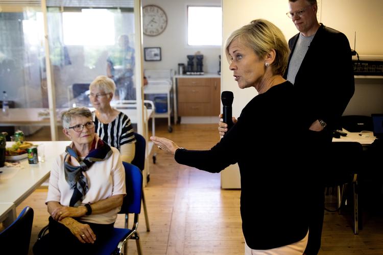 Kulturminister Mette Bock (LA) til mediemøde med borgerne i Vordingborg som led i kampagnen 'Antennerne ude'.
   Finn Frandsen/POLFOTO