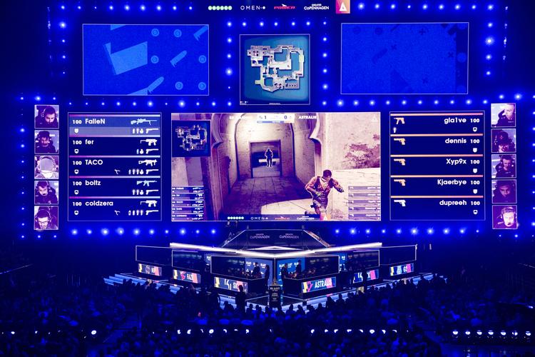 E-sport bliver mere og mere populært i Danmark. I løbet af de næste dage vil over 10.000 lægge vejen forbi Bella Center til Copenhagen Games. Her ses billede fra den store turnering Blast Pro Series, der blev afholdt i november. Louise Herrche Serup/Ritzau Scanpix