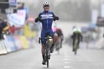 Yves Lampaert sikrer Quick-Step Floors sæsonens 20. sejr, mens hans tidligere ledsagere i det afgørende udbrud anes i baggrunden.
   Yorick Jansens/Ritzau Scanpix
