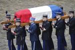 »At acceptere at dø, så uskyldige kan leve, det er i essensen af, hvad det vil sige at være soldat«, sagde Frankrigs præsident, Emmanuel Macron, ved en ceremoni onsdag for den dræbte officer, som tog pladsen for et kvindeligt gidsel under et angreb i Sydfrankrig i sidste uge.  Christophe Ena/AP
