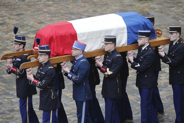 »At acceptere at dø, så uskyldige kan leve, det er i essensen af, hvad det vil sige at være soldat«, sagde Frankrigs præsident, Emmanuel Macron, ved en ceremoni onsdag for den dræbte officer, som tog pladsen for et kvindeligt gidsel under et angreb i Sydfrankrig i sidste uge.  Christophe Ena/AP