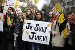 »Jeg er jøde«, står der på skiltet. Hundredevis af franskmænd demonstrerede i dag mod antisemitisme ved mindeoptog for en myrdet jødisk kvinde.  Thibault Camus/AP