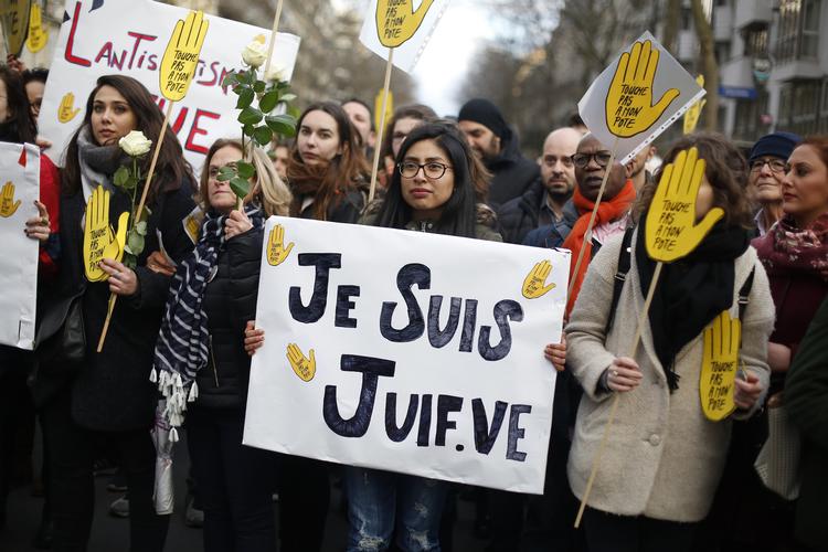 »Jeg er jøde«, står der på skiltet. Hundredevis af franskmænd demonstrerede i dag mod antisemitisme ved mindeoptog for en myrdet jødisk kvinde.  Thibault Camus/AP