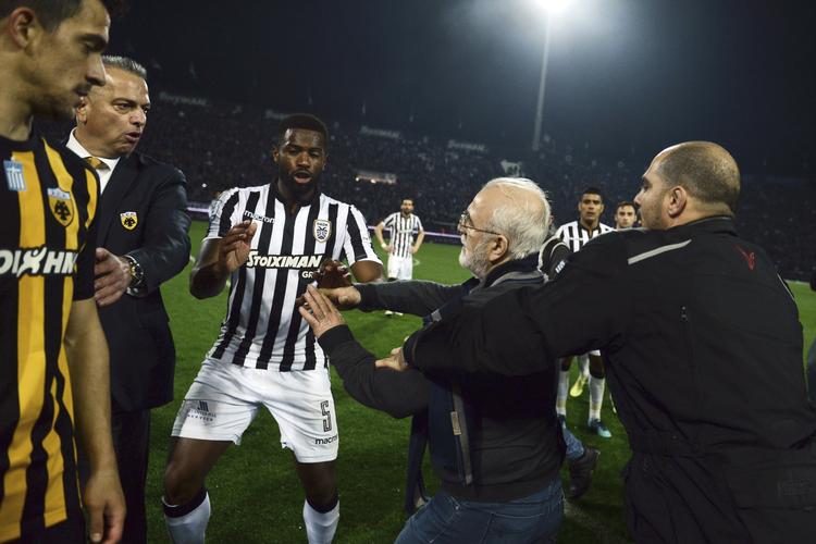 Paok-klubejer Ivan Savvidis (nr. to fra højre) måtte holdes tilbage, efter han gik amok i opgøret med AEK Athen tidligere i denne måned.
    
   /AP