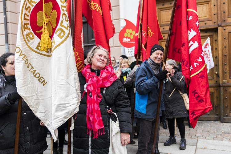 
Der var bannere fra blandt andet pædagoger, sygeplejersker, Djøf'ere, jordemødre, HK'ere og 3F'ere foran Forligsinstitutionen lørdag morgen. Senere på dagen var de væk. Endnu er der ikke noget at fejre - eller rase over.
   Martin Sylvest/Ritzau Scanpix