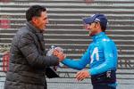 Alejandro Valverde lykønskes med sejren i Grand Prix Miguel Indurain af legenden, som løbet er opkaldt efter. Foto: Gomez Sport. 