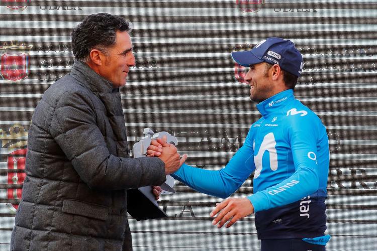 Alejandro Valverde lykønskes med sejren i Grand Prix Miguel Indurain af legenden, som løbet er opkaldt efter. Foto: Gomez Sport. 