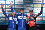 Tre af favoritterne i Flandern Rundt på podiet sammen for en halv snes dage siden i E3 Harelbeke: Øverst vinderen Niki Terpstra, til venstre nr. 2 Quick-Step Floors-holdkammeraten Philippe Gilbert, mens Greg Van Avermaet besætter den sidste plads.
   Dirk Waem/Ritzau Scanpix