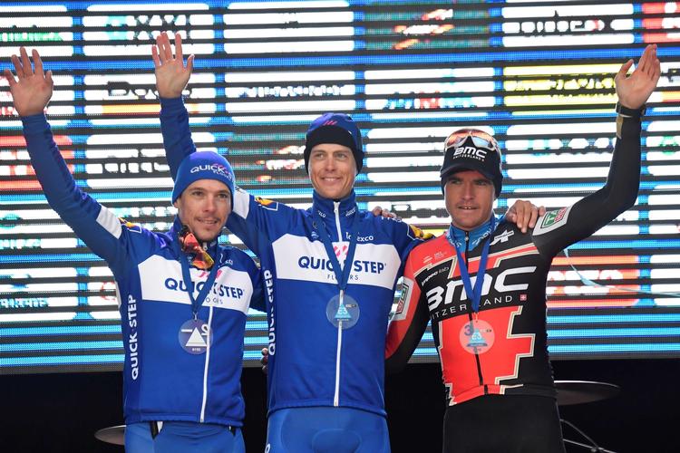 Tre af favoritterne i Flandern Rundt på podiet sammen for en halv snes dage siden i E3 Harelbeke: Øverst vinderen Niki Terpstra, til venstre nr. 2 Quick-Step Floors-holdkammeraten Philippe Gilbert, mens Greg Van Avermaet besætter den sidste plads.
   Dirk Waem/Ritzau Scanpix