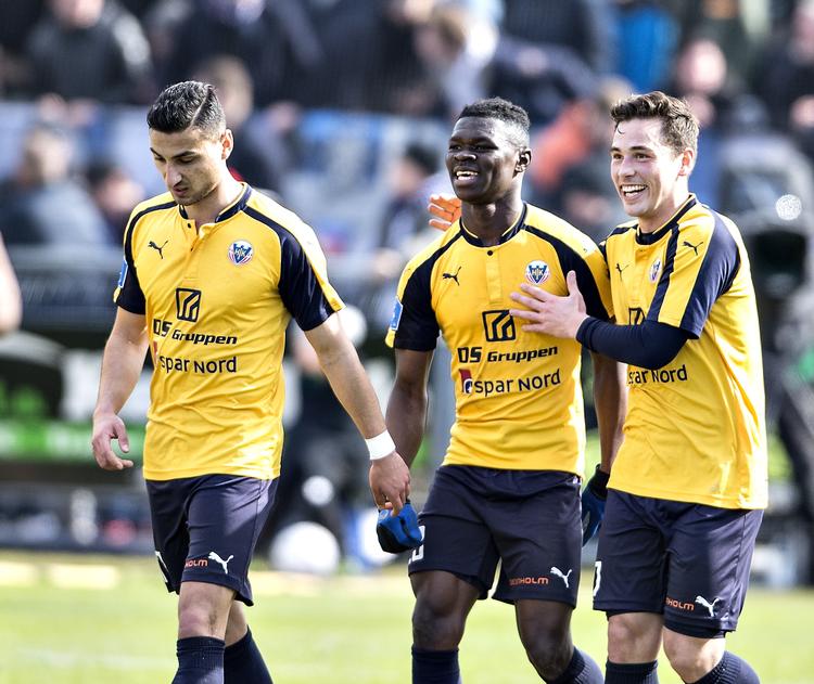 Lykønskninger til Emmanuel Sabbi (i midten), der har scoret sit første mål i Superligaen. Henning Bagger/Ritzau Scanpix