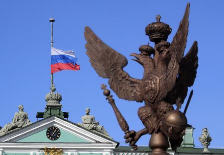 Hvad mener Kristian Thulesen Dahl? DF-formanden ønsker ikke at stille op til interview om tidens vigtigste internationale tema. Danmark valgte tidligere i denne uge for første gang i nyere historie at smide to russiske diplomater ude af landet. Dmitri Lovetsky/AP