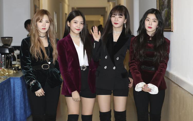 Popgrupperne bag søndagens koncert, herunder den populære pigegruppe Red Velvet, giver en koncert mere i Nordkorea på tirsdag. /AP