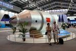En udstillingsmodel af det otte ton tunge rumfartøj Tiangong 1 i 2010. Kin Cheung/AP
