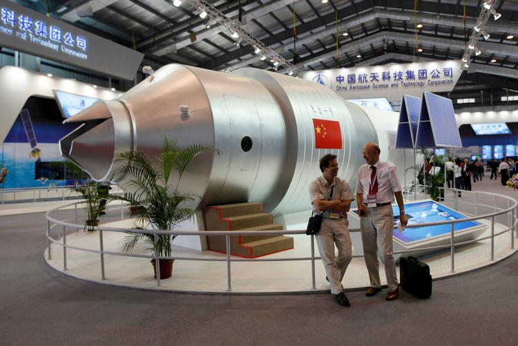 En udstillingsmodel af det otte ton tunge rumfartøj Tiangong 1 i 2010. Kin Cheung/AP