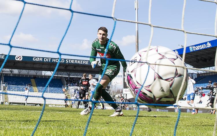Troels Kløves hårde spark bragte OB på 2-0. Siden har Niki Zimling reducerer på straffespark.
   Claus Fisker/Ritzau Scanpix