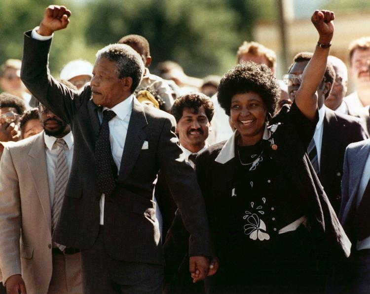 11. februar 1990 blev ANC-leder Nelson Mandela frigivet fra Victor-fængslet i Cape Town efter 27 års indespærring. Hånd i hånd med sin daværende kone, Winnie, gik parret gennem gaderne i triumf. Winnie Madikizela-Mandela døde i går.
   Foto: Greg English/AP