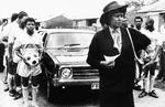 Winnie Mandela ses her ved begravelsen af Frank Makwe fra hendes (tæskehold) af livvagter Mandela United soccer team.

  Anonymous/AP