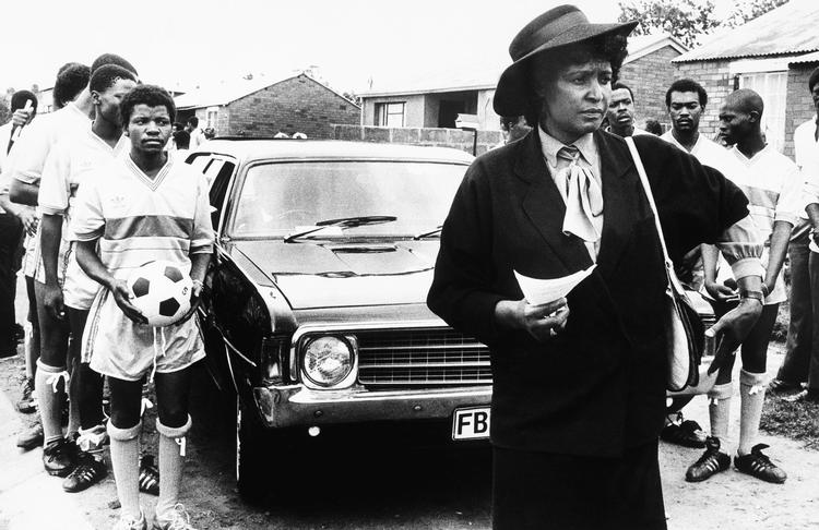 Winnie Mandela ses her ved begravelsen af Frank Makwe fra hendes (tæskehold) af livvagter Mandela United soccer team.

  Anonymous/AP