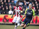 
AaB's Jores Okore kommer for sent i en løbeduel med Brøndbys Teemu Pukki. Til sidst i opgøret, som Brøndby vandt 3-0, sparkede Okore en modstander, blev vist ud og skal nu i karantæne. Det var dumt af ham  Henning Bagger/Ritzau Scanpix