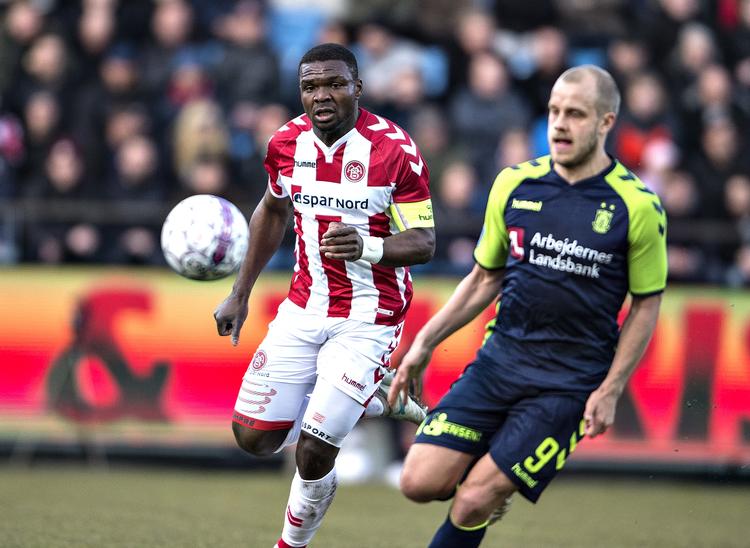 
AaB's Jores Okore kommer for sent i en løbeduel med Brøndbys Teemu Pukki. Til sidst i opgøret, som Brøndby vandt 3-0, sparkede Okore en modstander, blev vist ud og skal nu i karantæne. Det var dumt af ham  Henning Bagger/Ritzau Scanpix