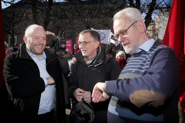 Lars Qvistgaard fra  akademikerne,  Anders Bondo Christensen og Dennis Kristensen foran Forligsinstitutionen i går.
   Jens Dresling/POLFOTO