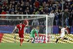 Det blev 1-0, da Pablo Sarabia (th.) scorede for Sevilla, men Bayern München kom stærkt igen. Miguel Morenatti/AP