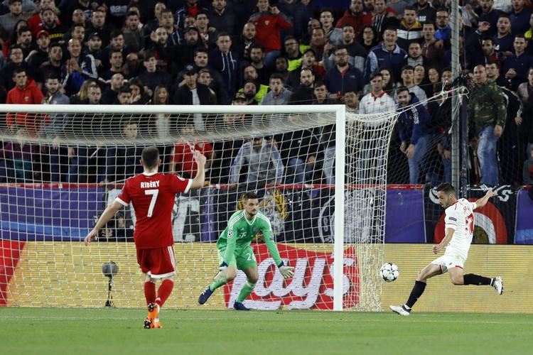 Det blev 1-0, da Pablo Sarabia (th.) scorede for Sevilla, men Bayern München kom stærkt igen. Miguel Morenatti/AP