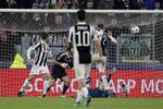 Med et atletisk saksespark scorede Cristiano Ronaldo (liggende) sit andet mål mod Juventus. Luca Bruno/AP