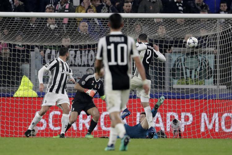 Med et atletisk saksespark scorede Cristiano Ronaldo (liggende) sit andet mål mod Juventus. Luca Bruno/AP