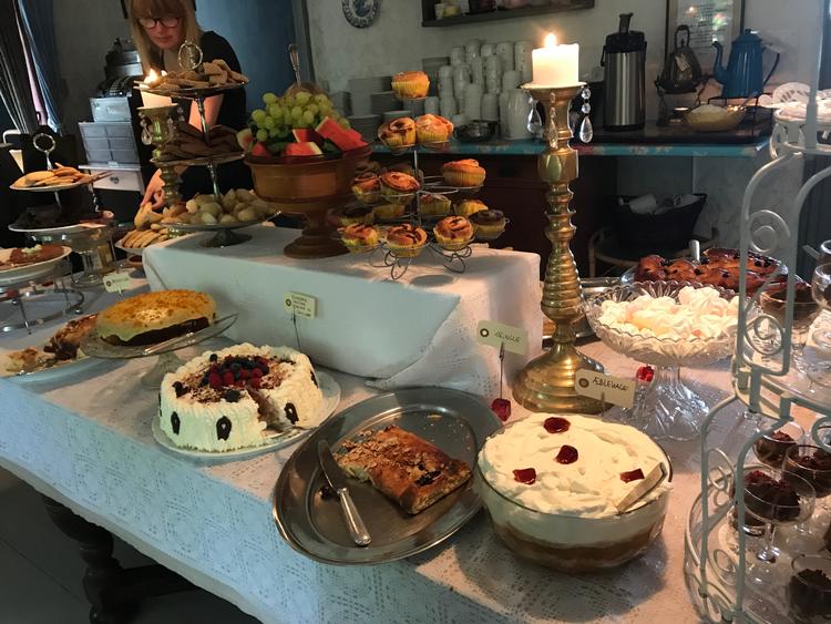 Man spiser til man ikke orker mere, når man har bænket sig  ved kagebordet i Fru Petersens Café. i Østermarie. Søren Sorgenfri