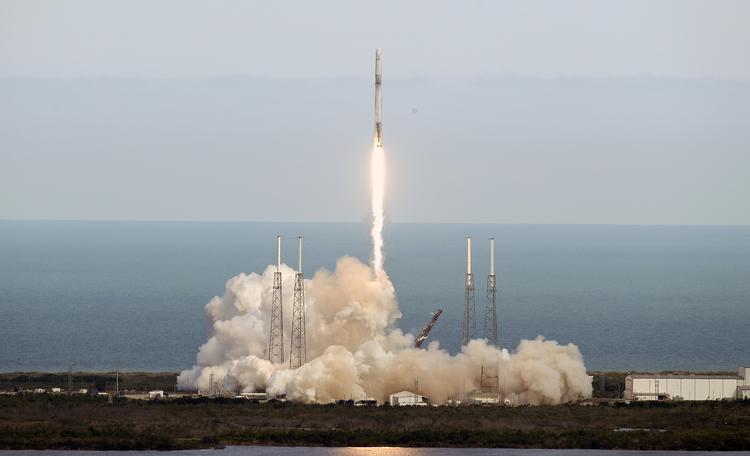Den danske rumkapsel blev mandag skudt op i rummet om bord på denne SpaceX Falcon 9-raket på Cape Canaveral.  John Raoux/Ritzau Scanpix