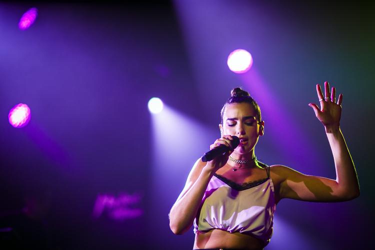 Politikens Simon Lund kommenterer her på musikprogrammerne for dette års festivaler. Her ses det fremadstormende britisk-albanske popskud Dua Lipa, der netop er blevet offentliggjort som optrædende på Roskilde Festival.  Valentin Flauraud/AP