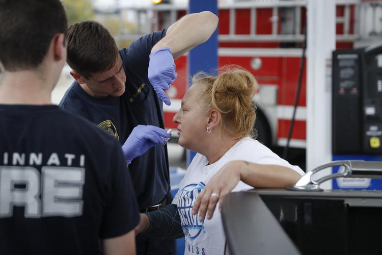 USA befinder sig i en narkoepidemi, der rammer bredt i samfundet. Her er det en kvinde i Cincinnati, der får naloxon efter mistanke om en overdosis.  John Minchillo/AP