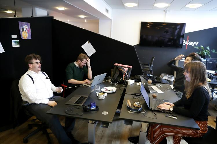 Stemningen på Radio24syv var munter her til formiddag, trods meldinger om at regeringen ønsker at spare 33 procent i radiostationens budgetter over en femårig periode. Her ses fra venstre    vært Frederik Cilius (alias Kirsten Birgit Schøitz Kretz Hørsholm), vært Rasmus Bruun og tekstforffatter Lise Benthin Præstgaard (th).
   Jens Dresling/POLFOTO