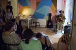 Deletjenester er ikke kun overnatning og transport. Her optræder folkduoen Caramè & Merime i en lejlighed på Østerbro i 2016. Koncerten var booket via Low-Fi, hvor musikere kan oprette profiler, og privatpersoner kan booke dem. Cicilie S. Andersen/POLFOTO