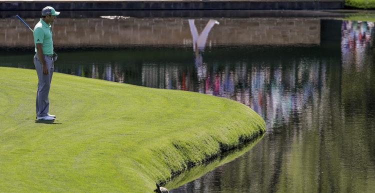 Med et fortabt udtryk kigger Sergio Garcia på den sø, hvor fem af hans golfbolde endte. David J. Phillip/AP