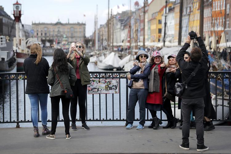 Nu går våren gennem Nyhavn...
   Jens Dresling/POLFOTO