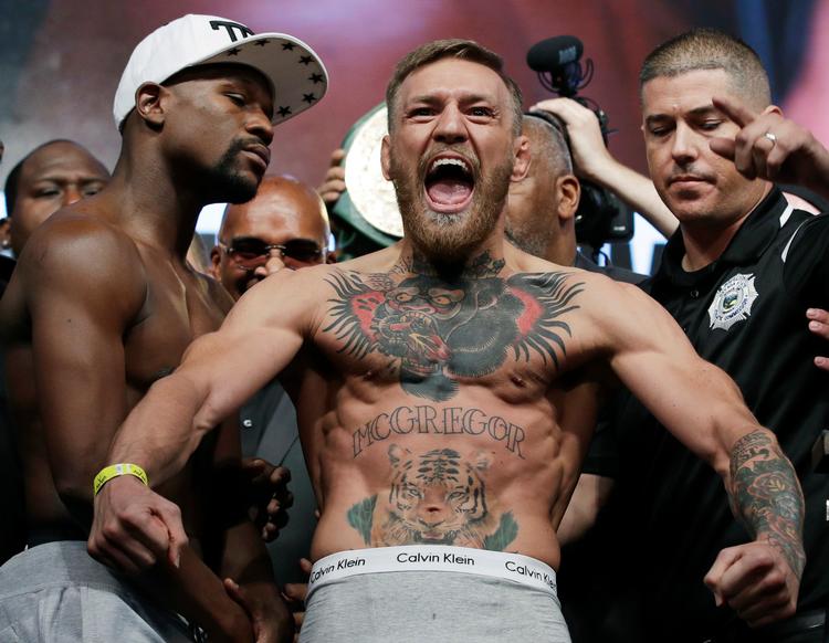 Conor McGregors seneste aktion i en ring var i boksning i den hypede showkamp mod Floyd Mayweather i august 2017. Nu er han anholdt for voldelige protester efter udsigt til at miste sit bælte i UFC (Ultimate Fighting Champion). Foto: AP/John Locher
   John Locher/Ritzau Scanpix